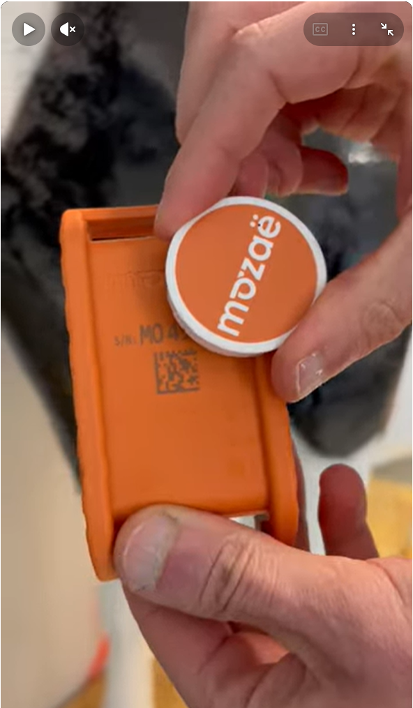 Een halsband inschakelen met een magneet